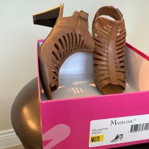 Beautiful, comfortable and versatile!  Never used.